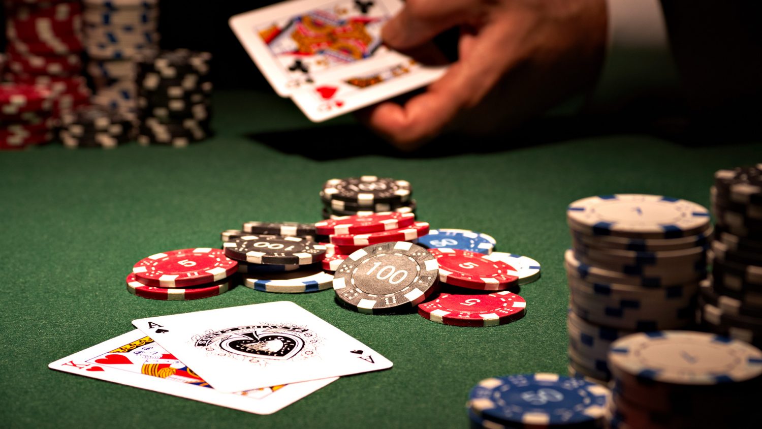 What are the advantages of playing online casino games?